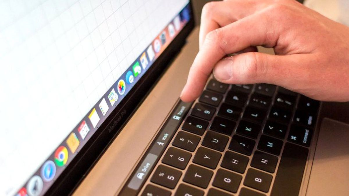 Macbook Pro\'nun Touch Bar\'ını Kullanarak Youtube Reklamlarını Atlayabilirsiniz