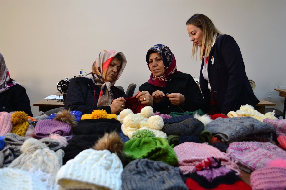 Öğrencilerini Isıtmak İçin Atkı ve Bere Örüyorlar