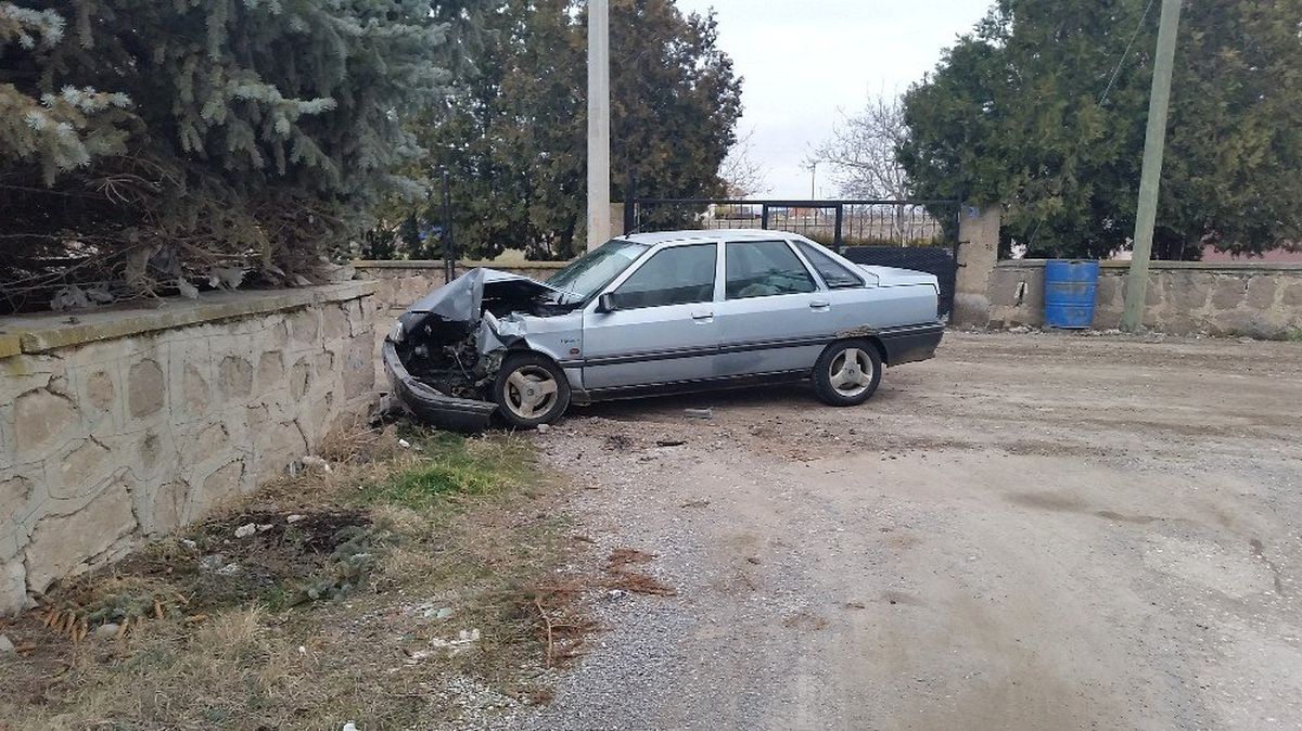 Otomobil Duvara Çarptı: 1 Yaralı