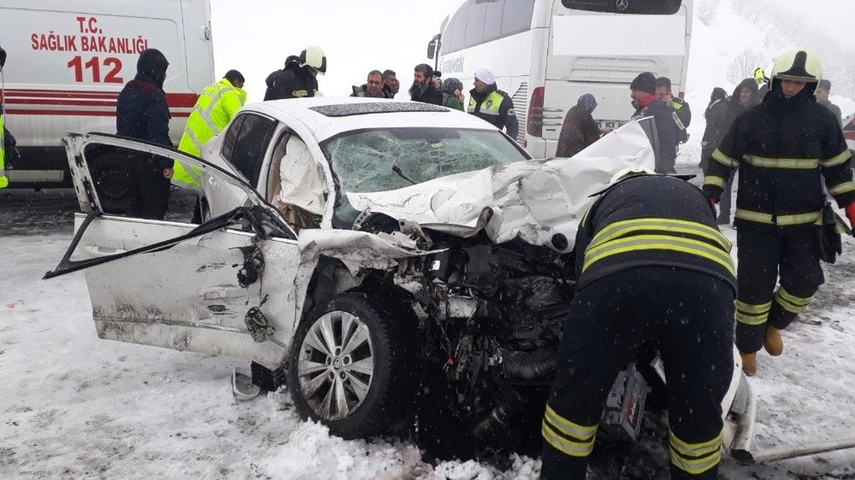 Otomobil ile Otobüs Çarpıştı: 1 Ölü, 10 Yaralı