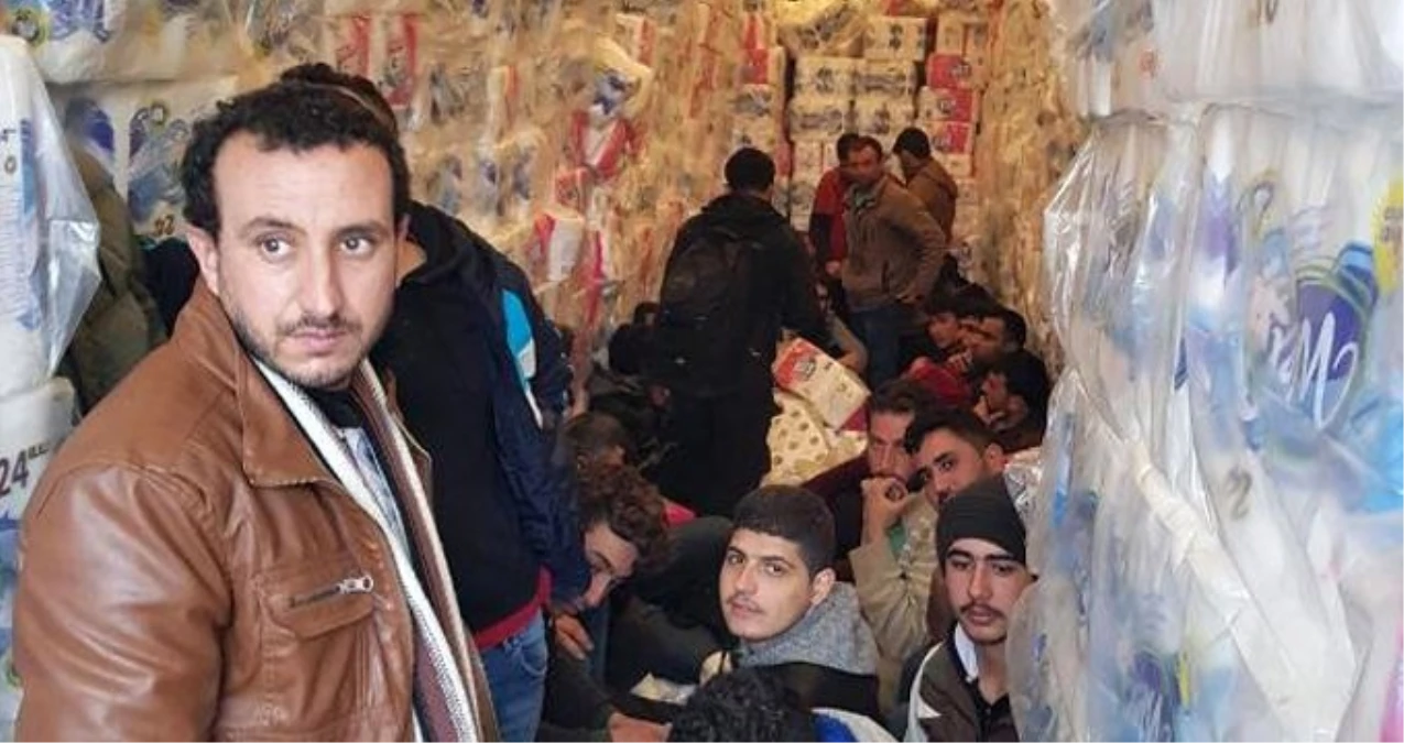 Polisin Durdurduğu TIR\'daki Tuvalet Kağıtlarının Arasından 33 Kaçak Göçmen Çıktı