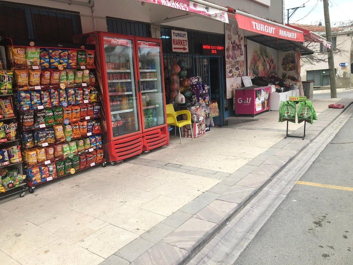 Rahat Tavırlarla Markete Gelip Muz Dolu Kasayı Çaldı