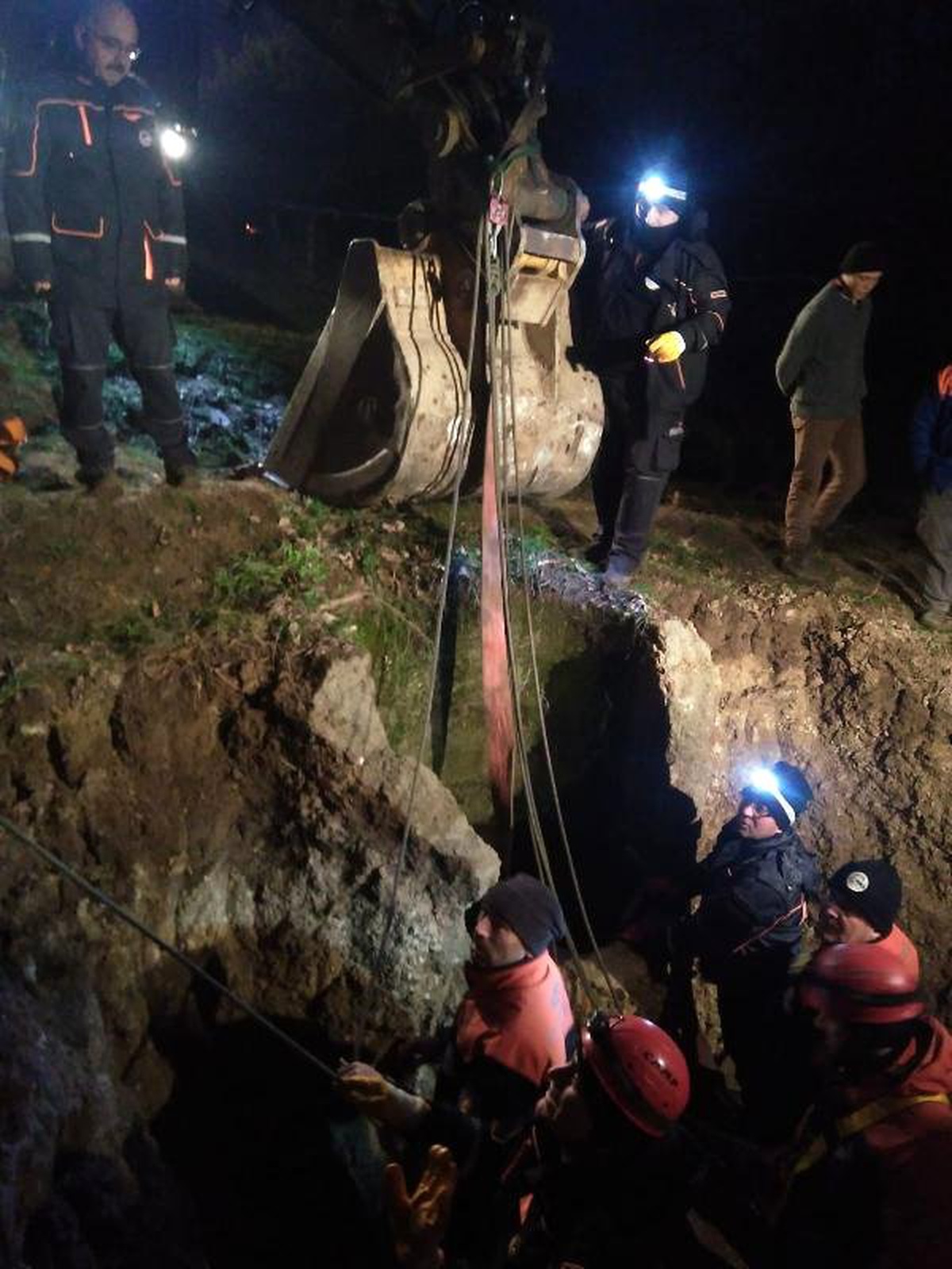 Su Kuyusuna Düşen İnek, 4 Saatlik Operasyonla Kurtarıldı