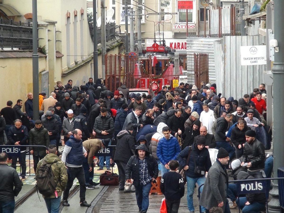 Taksim\'de Mescitte Yer Bulamayan Vatandaşlar Yağmur Altında Cuma Namazı Kıldı