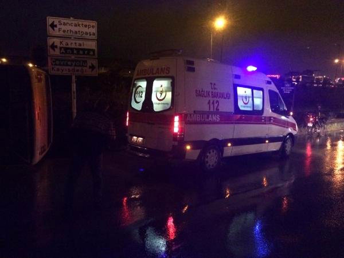 Ümraniye\'de Servis Midibüsü ile Kamyonet Çarpıştı
