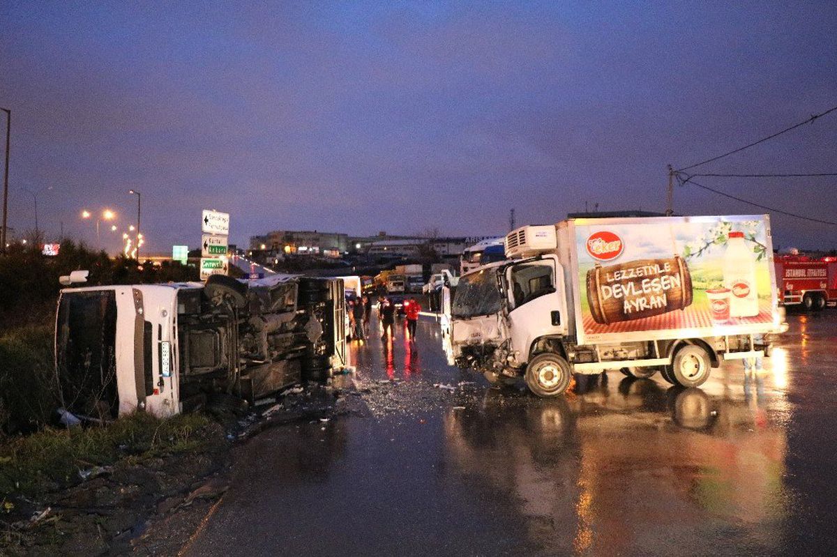Ümraniye\'de Servis Midibüsü ile Kamyonet Kafa Kafaya Çarpıştı: 1 Yaralı