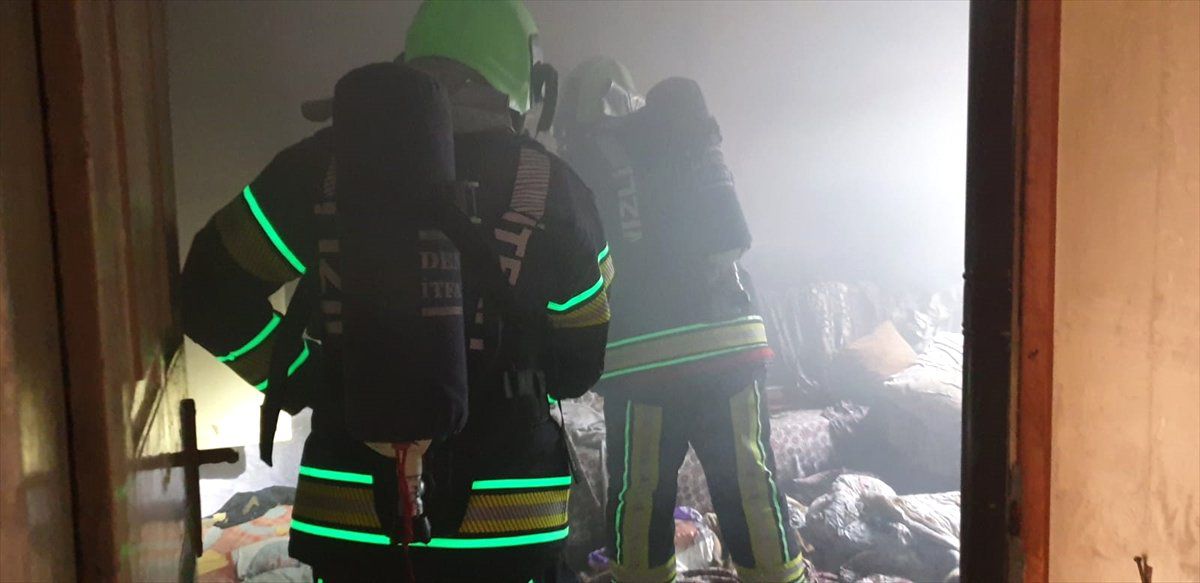 Yangında Mahsur Kalan Yaşlı Kadını İtfaiye Kurtardı