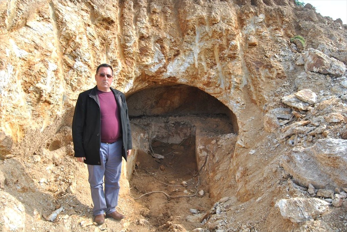 Yol Çalışmasında Kaya Mezarı Bulundu