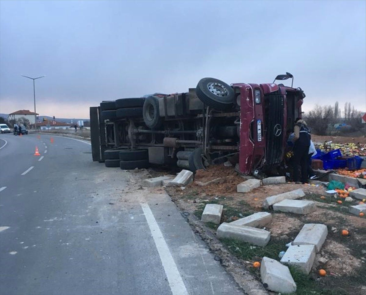 Yozgat\'ta Tır Devrildi: 1 Ölü, 1 Yaralı