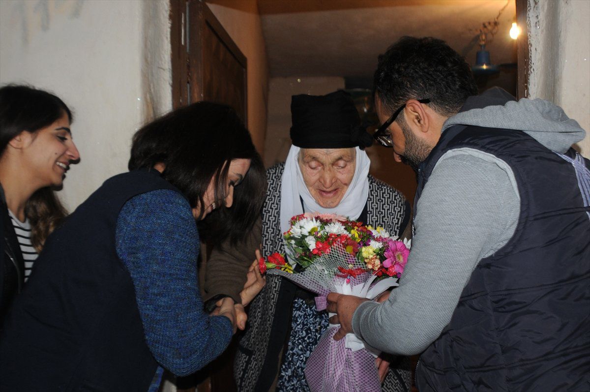 70 Yıldır Evli Olan Çifti Gençlerle Buluşturdular