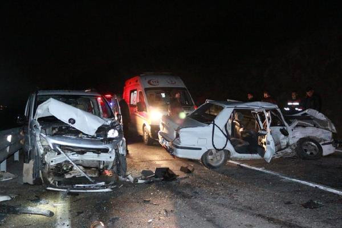 Adana\'da Hafif Ticari Araç ile Otomobil Kafa Kafaya Çarpıştı: 5 Yaralı