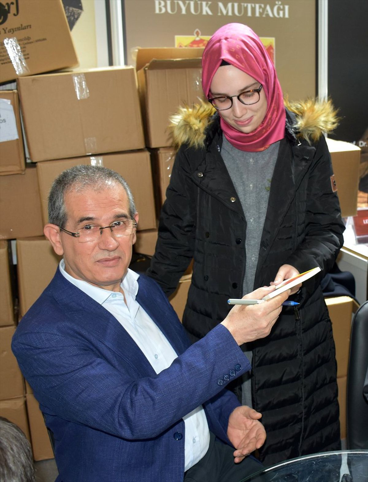 Ali Sali Okurları İçin Kitaplarını İmzaladı