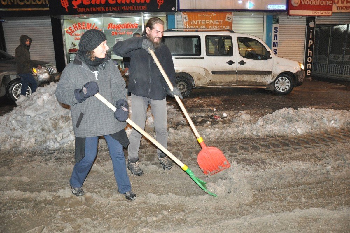 Alman Çift, Yüksekova\'da Kar Çalışması Yaptı
