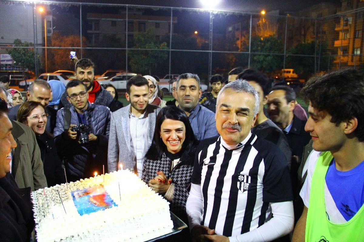 Aydın Büyükşehir Belediye Başkan Adayı Savaş\'a Sürpriz Doğum Günü