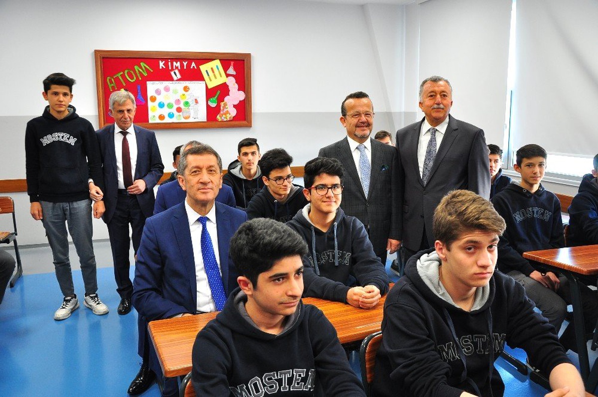 Bakan Selçuk, Manisa\'da İncelemelerde Bulundu