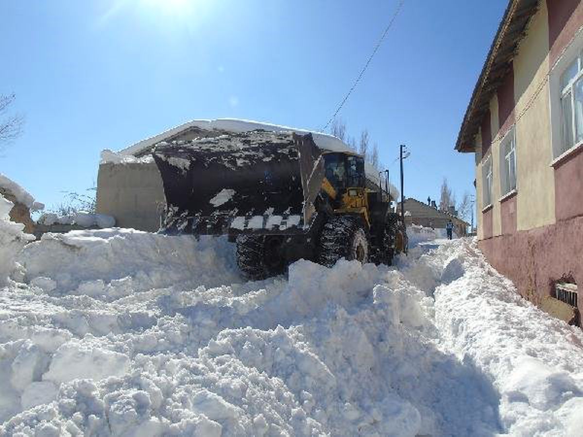 Başkale\'de Kamyonlara Yüklenen Kar İlçe Dışına Çıkarılıyor