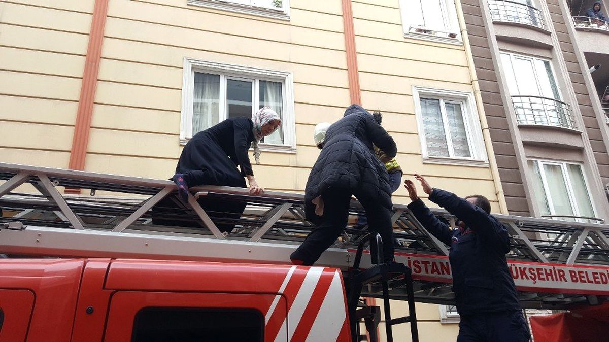 Beyoğlu\'ndaki Yangında Can Pazarı Yaşandı