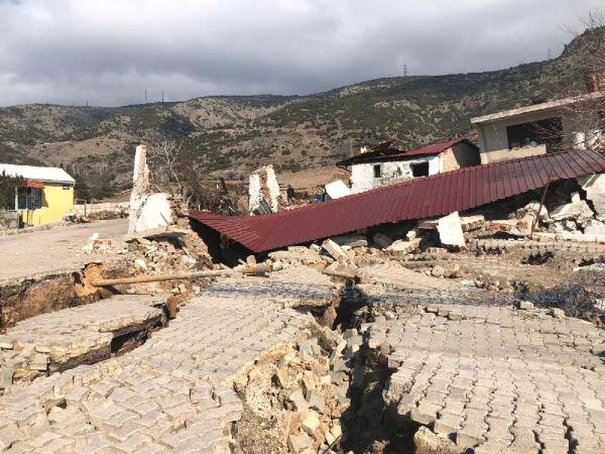 Bornova\'da Heyelan Nedeniyle 12 Ev Boşaltıldı (2)
