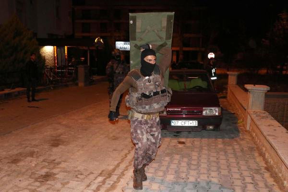 Denizli\'de Uyuşturucu Operasyonu: 1\'i Polis, 12 Gözaltı