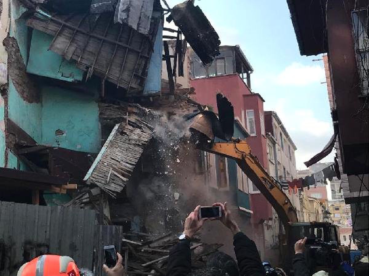 Ek Bilgiyle) Balat\'ta 3 Katlı Bina Çöktü