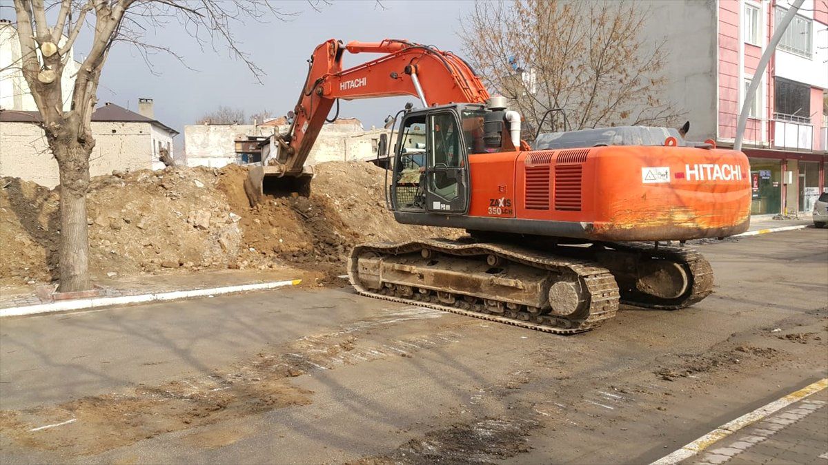 Elbistan\'da Metruk Binalar Yıkılıyor