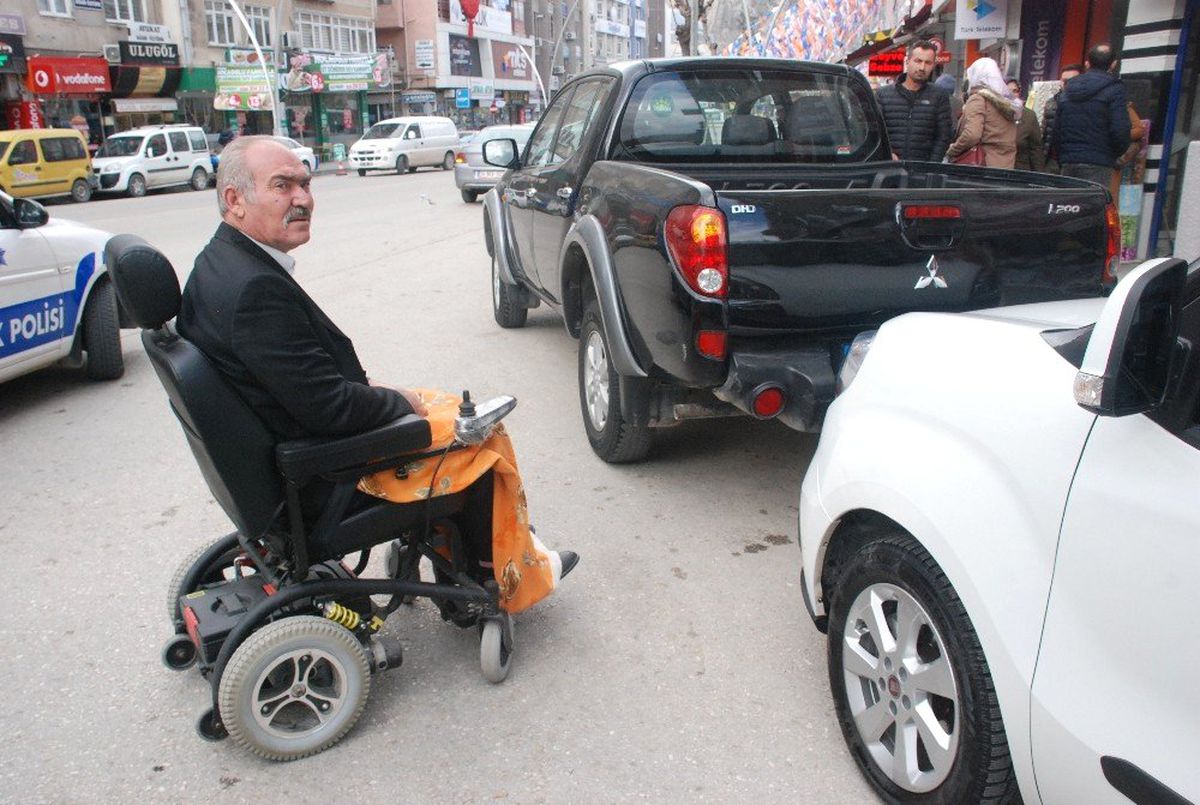 Engelli Rampasına Park Etti, Bedensel Engelli Yolda Kaldı