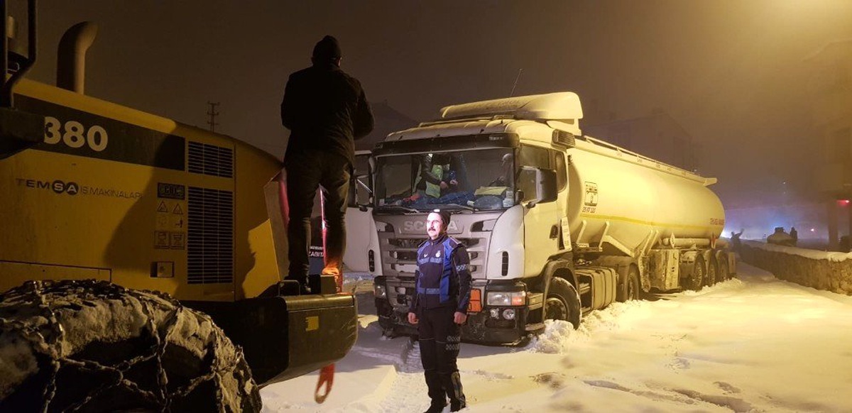 Erzurum\'da Etkili Olan Sis Trafik Kazalarına Neden Oldu