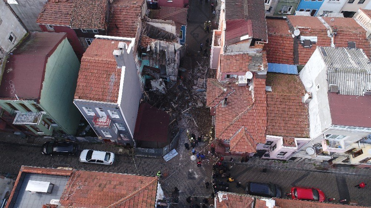 Fatih\'te Çöken Binanın Enkazı Drone ile Görüntülendi