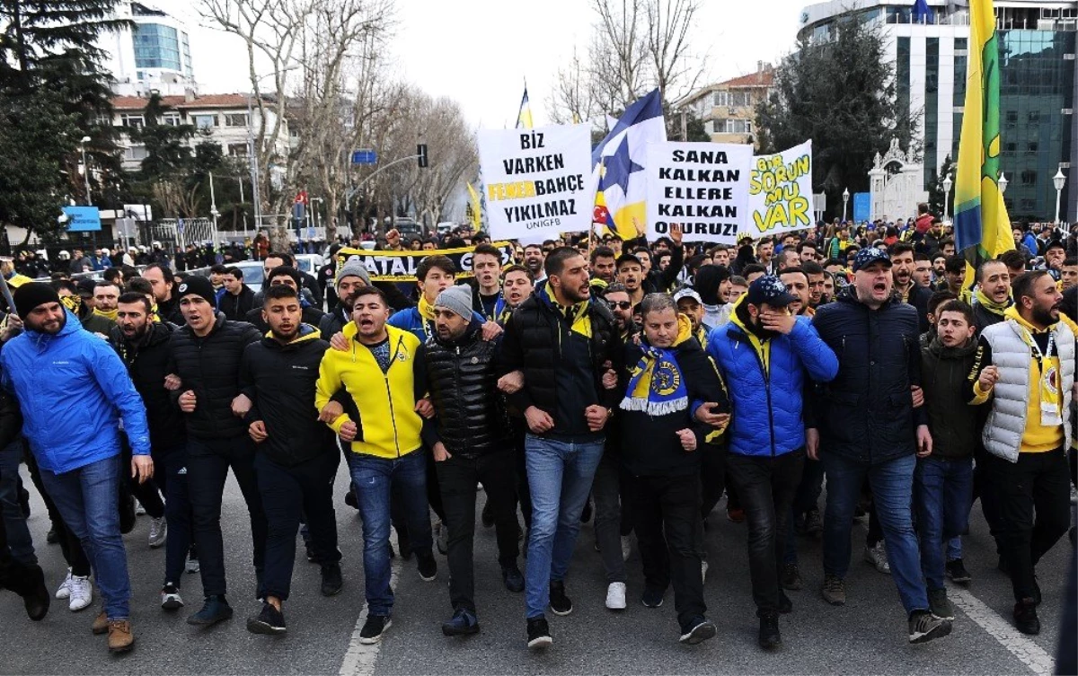 Fenerbahçeli Taraftarlar Tff\'ye Tepki İçin Yürüdü