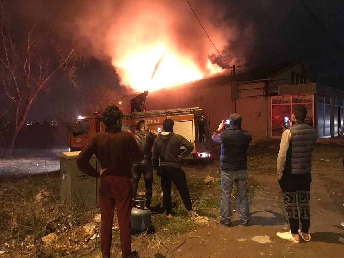Fırının Çatısında Çıkan Yangın Geceyi Aydınlattı