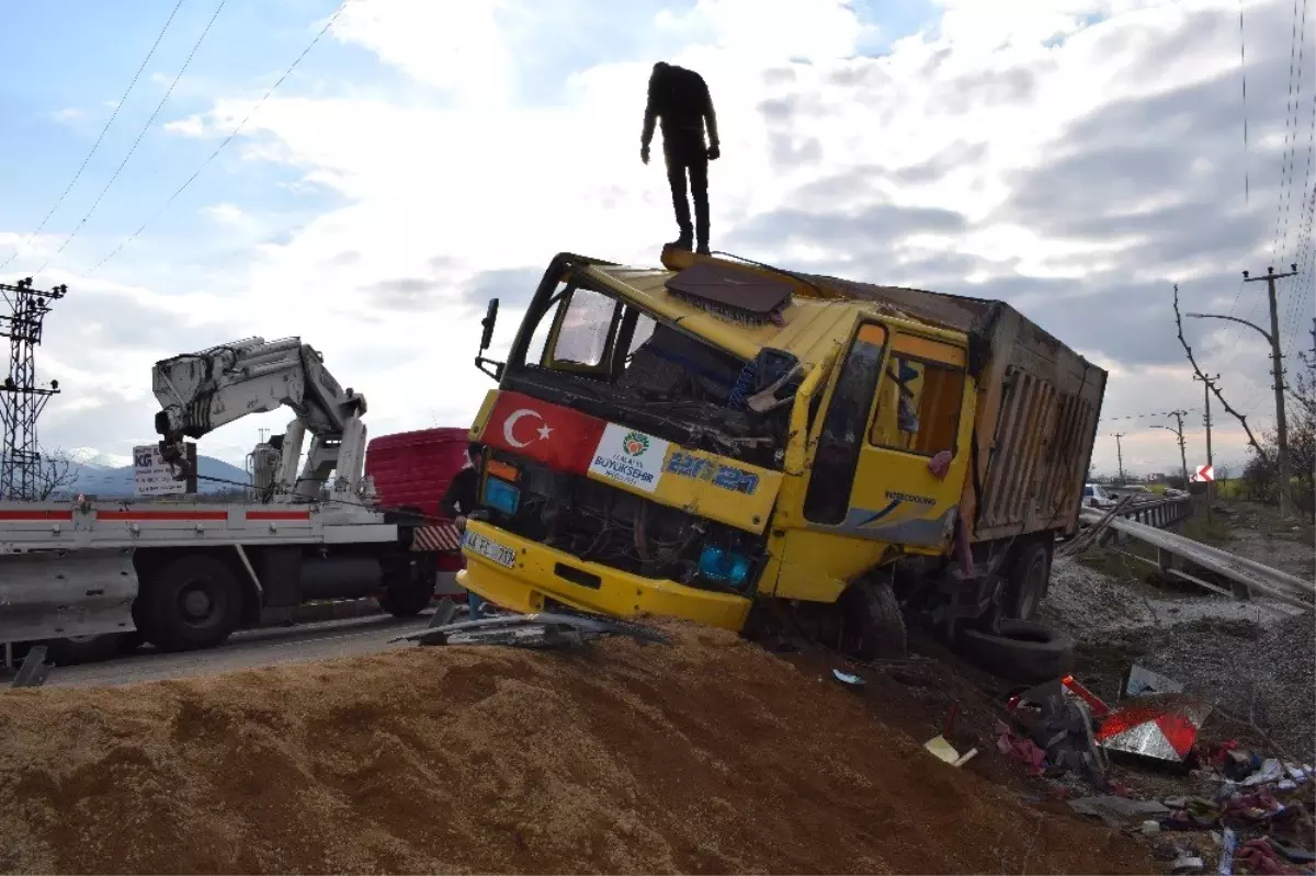Freni Patlayan Kamyon Çelik Bariyerlere Çarptı: 1 Yaralı