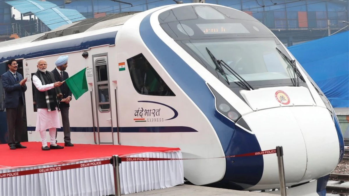 Hindistan\'ın İlk Hızlı Treni İlk Yolculuğunda Bozuldu