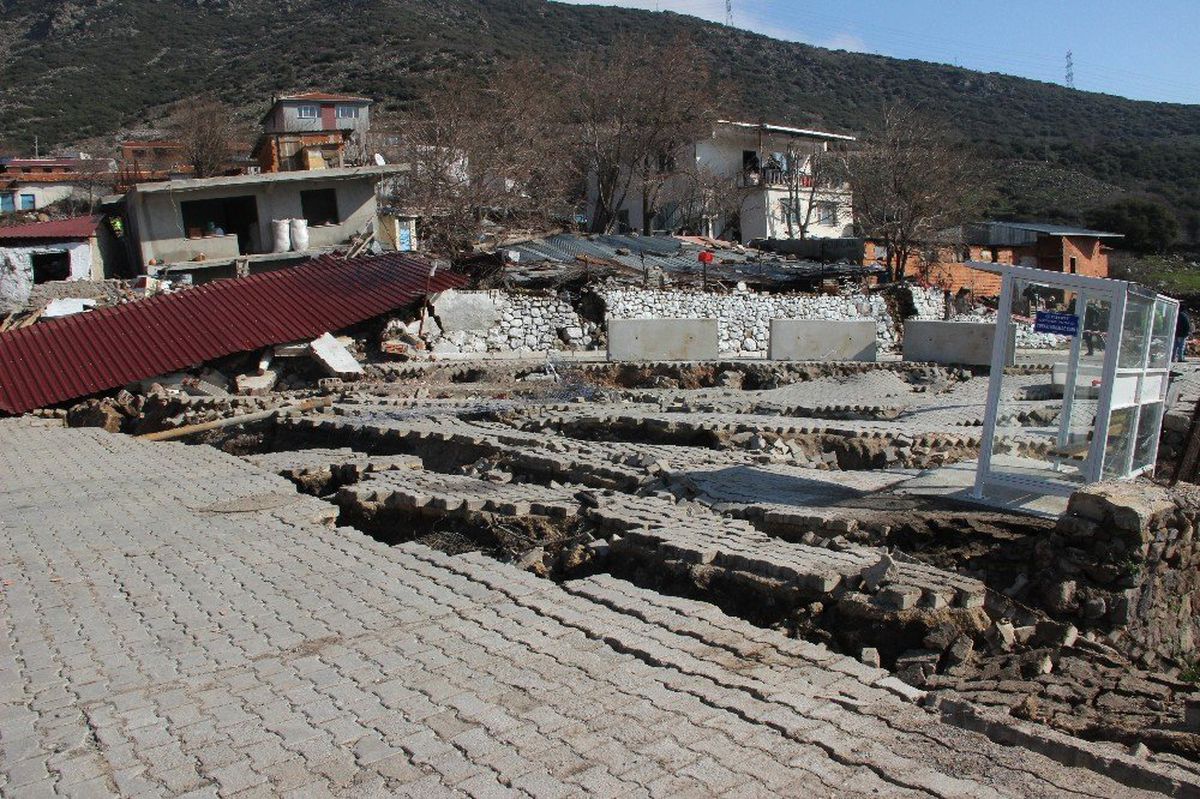 İzmir\'de Korkutan Heyelan