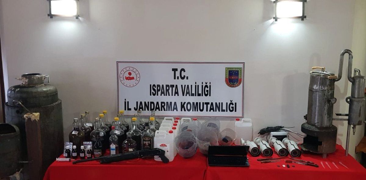 Jandarma\'nın Hırsızlık Operasyonunda Tarihi Eser ve Kaçak İçki Ele Geçirildi