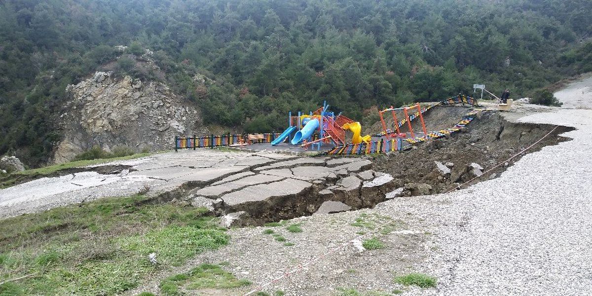 Manisa\'da Heyelan Çocuk Parkını Yuttu