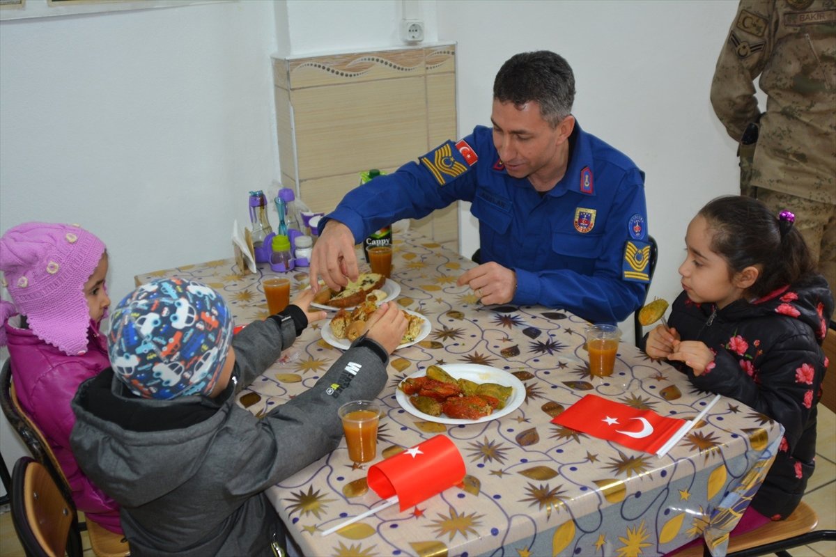 Minik Öğrenciler Hazırladıkları Yemekleri Askerlere İkram Etti
