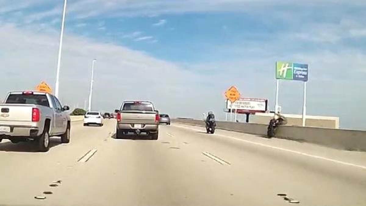 Motosikletli Sürücü Bariyere Çarptı, Köprüden Düşerek Öldü