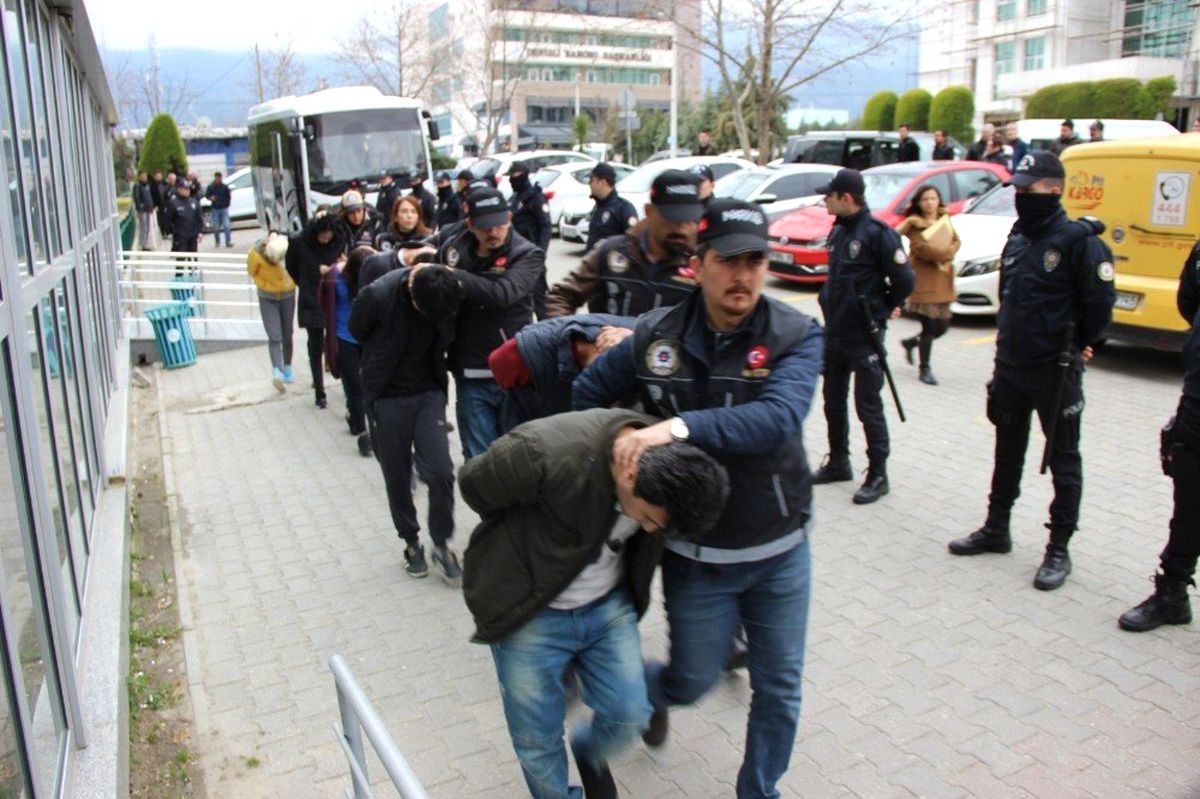Narkotik Operasyonunda Biri Polis 12 Kişi Tutuklandı