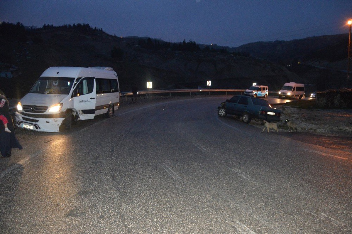 Öğrenci Servisi ile Otomobil Çarpıştı