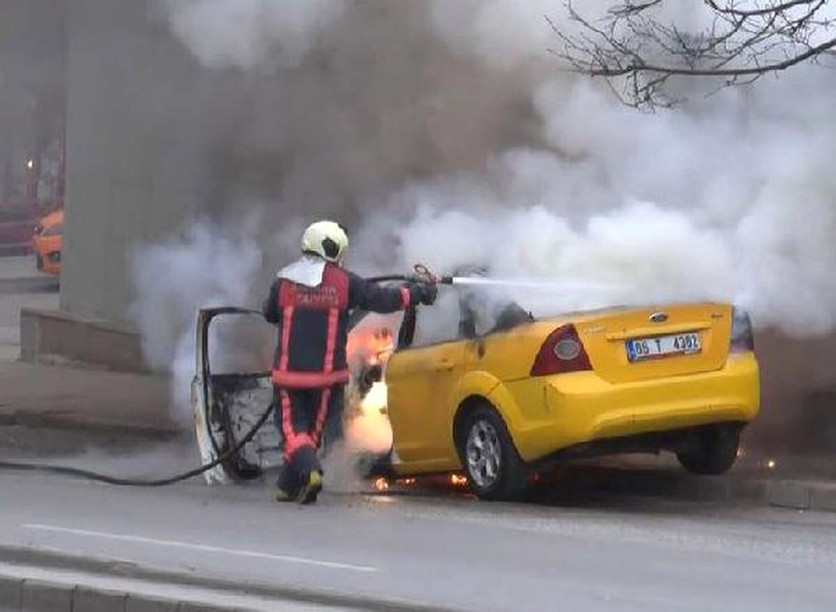 Otomobile Çarpan Taksi Alev Alev Yandı