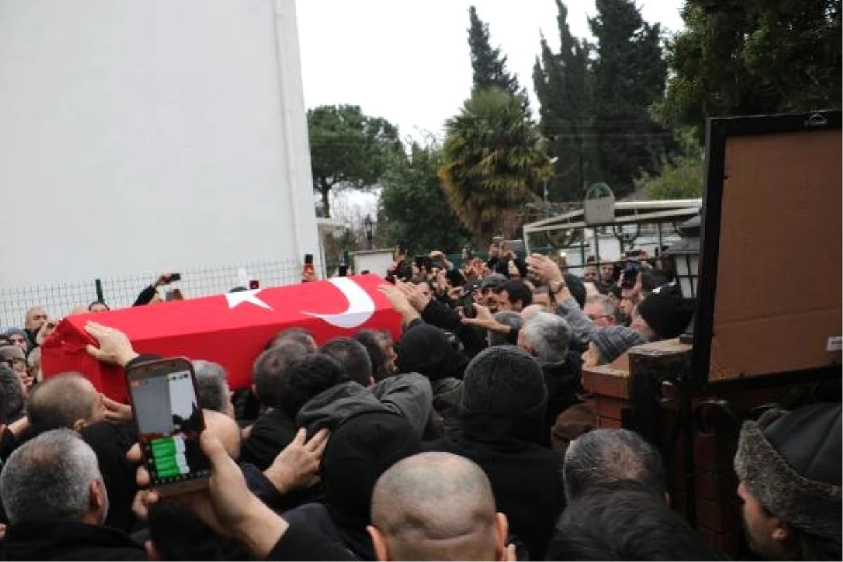 Ozan Arif\'in Cenazesi Evine Getirilip, Helallik Alındı