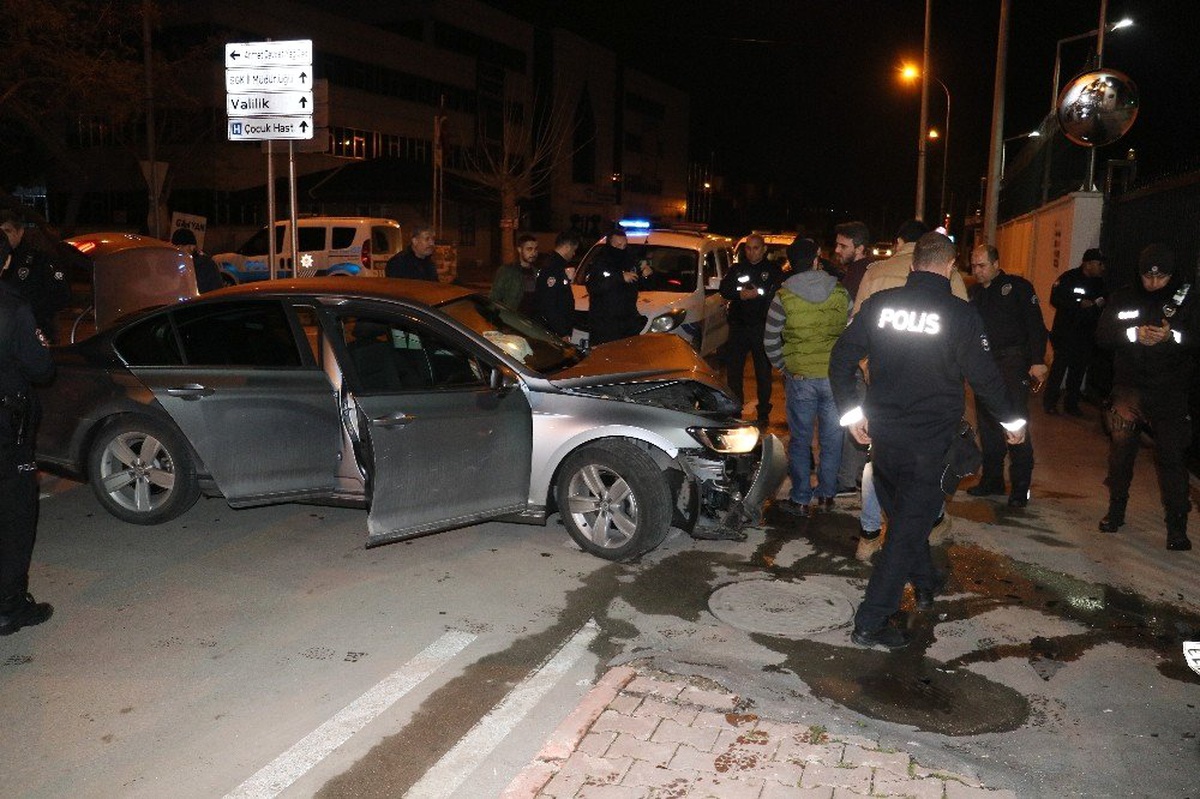 Polisten Kaçtı İl Emniyetin Kapısına Çarpıp Kaza Yaptı