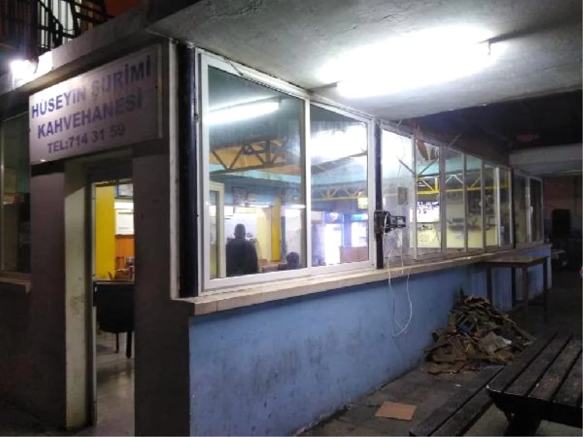 Ruhsatı İptal Edilen İşletmeci, Bakan\'ın İçeride Olduğu Kahvehanenin Camlarını Kırdı