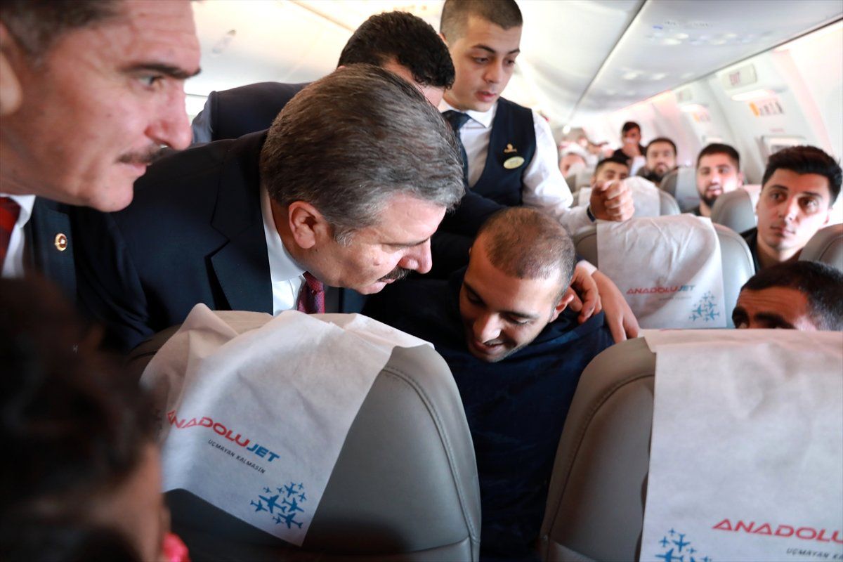 Sağlık Bakanı Koca\'dan Uçakta Rahatsızlanan Yolcuya Müdahale