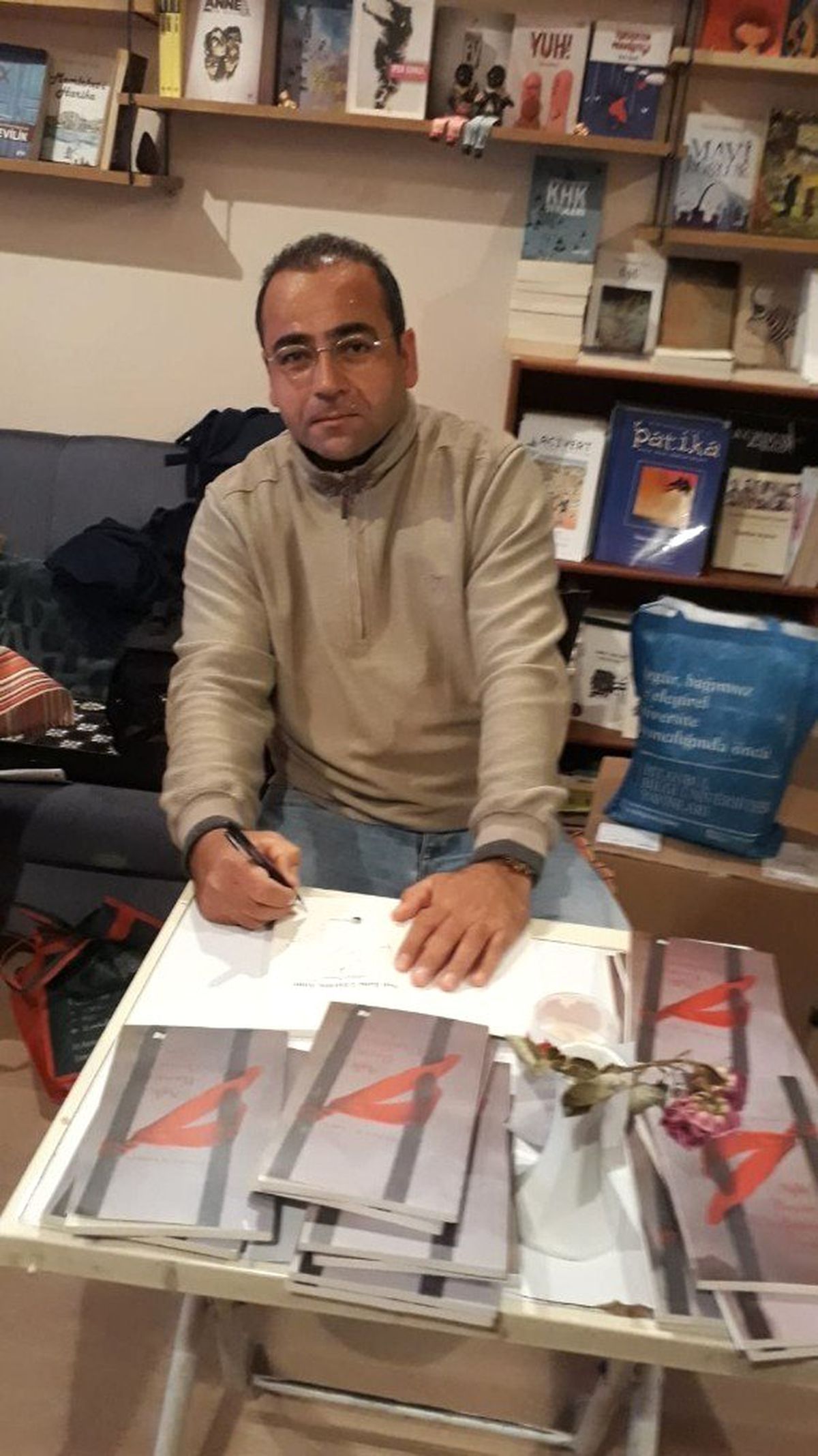 Şair Taşkın, Kitap Gelirini Mor Çatı Kadın Sığınma Evi\'ne Bağışladı