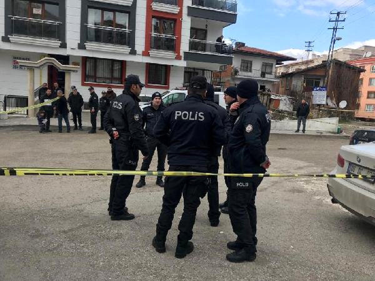 Sığınma Evine Yerleşen Eşini Eşya Almaya Gelince Öldürüp, İntihar Etti