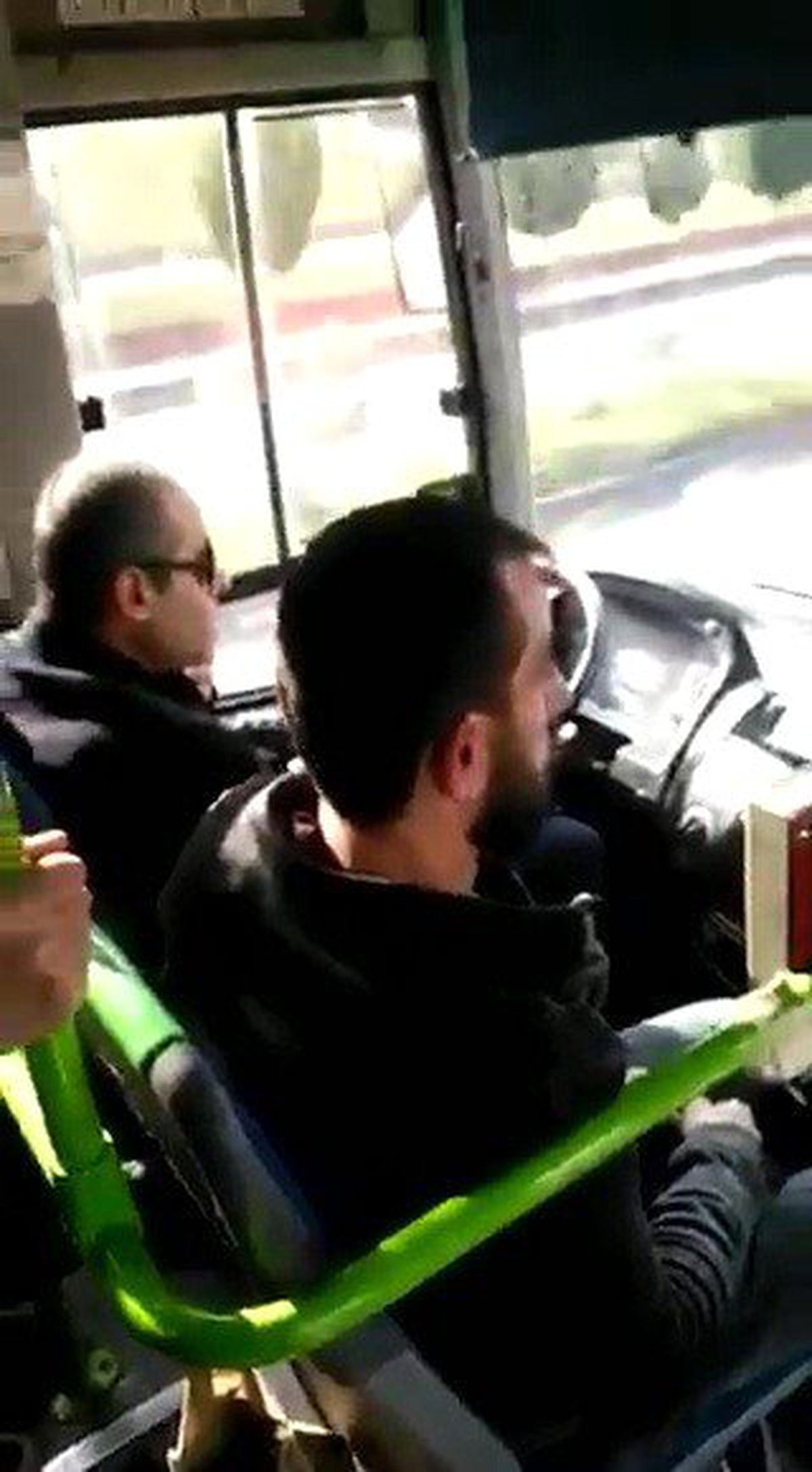 Şoförün Seyir Halindeyken Telefonla Görüşmesi Yolcuları Çileden Çıkarttı