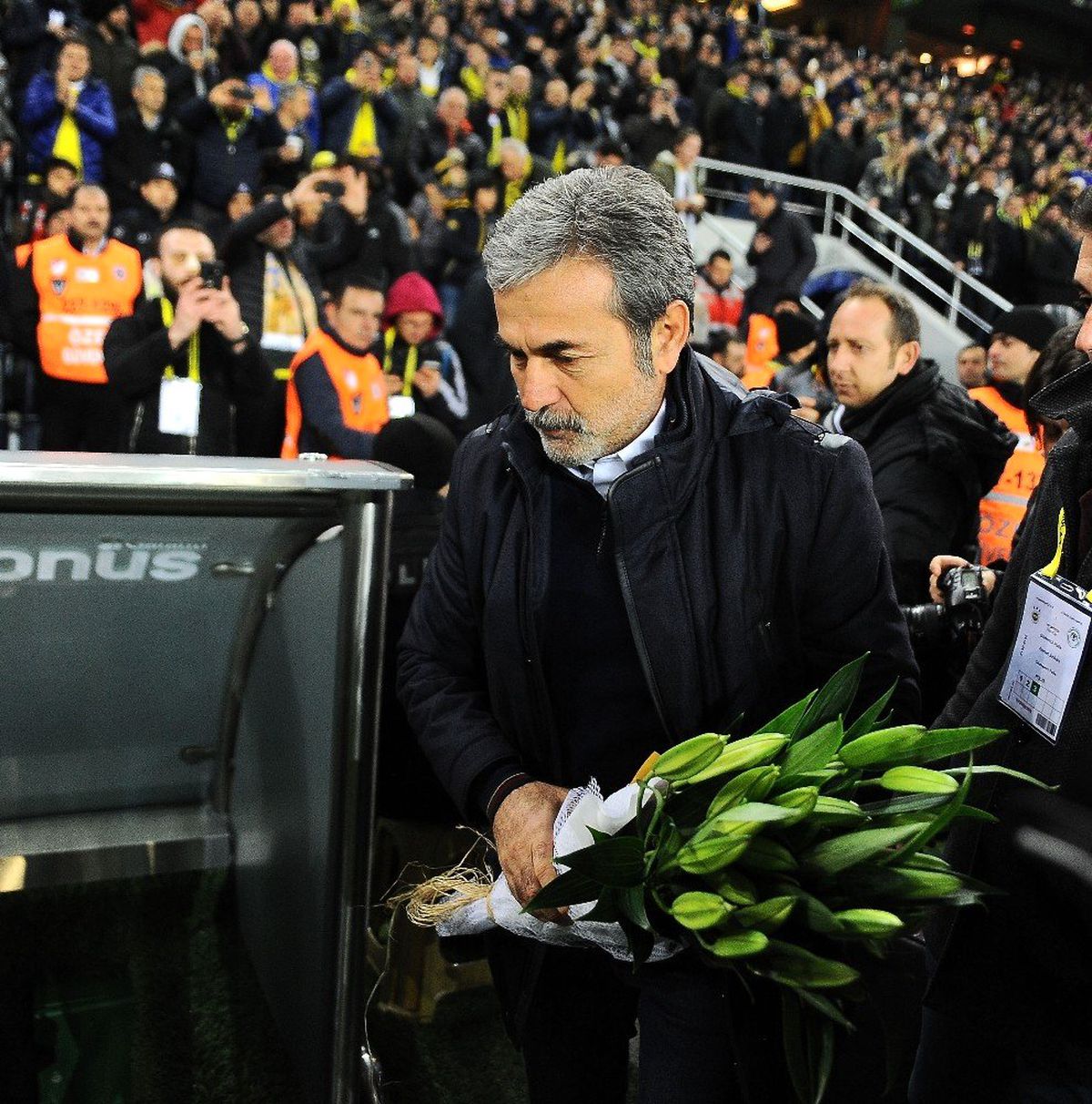 Taraftardan Aykut Kocaman\'a Çiçek