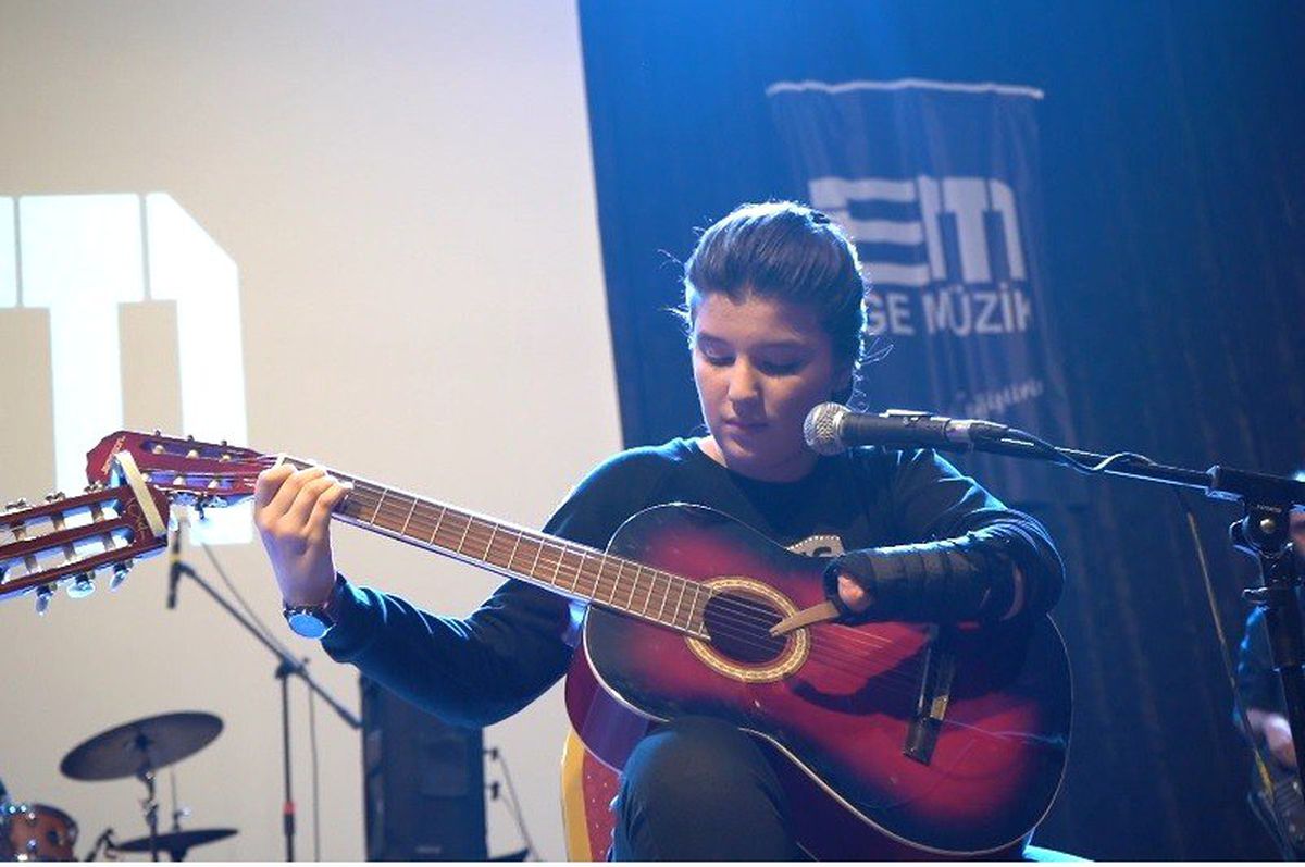 Tek Eliyle Gitar Çalan Nuriye Salonu Salladı