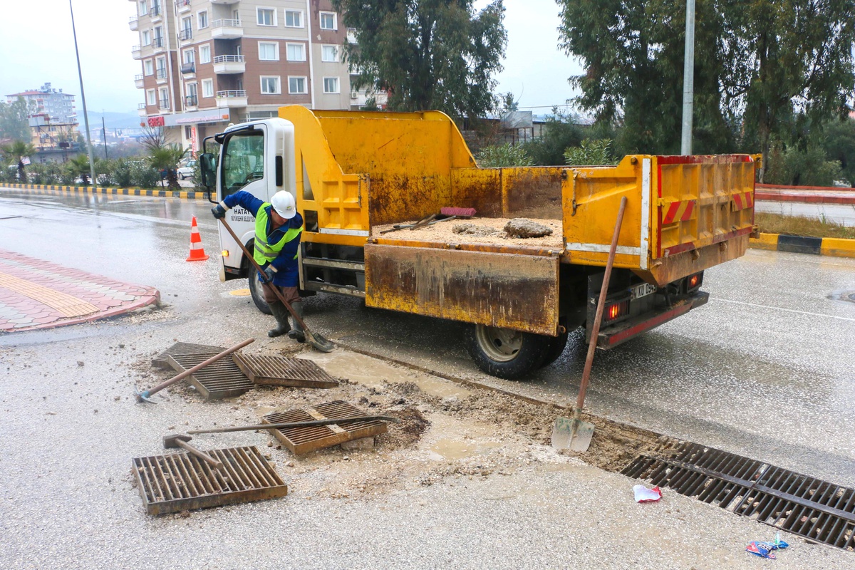 Tıkanan Izgaralarda Temizlik Sürüyor